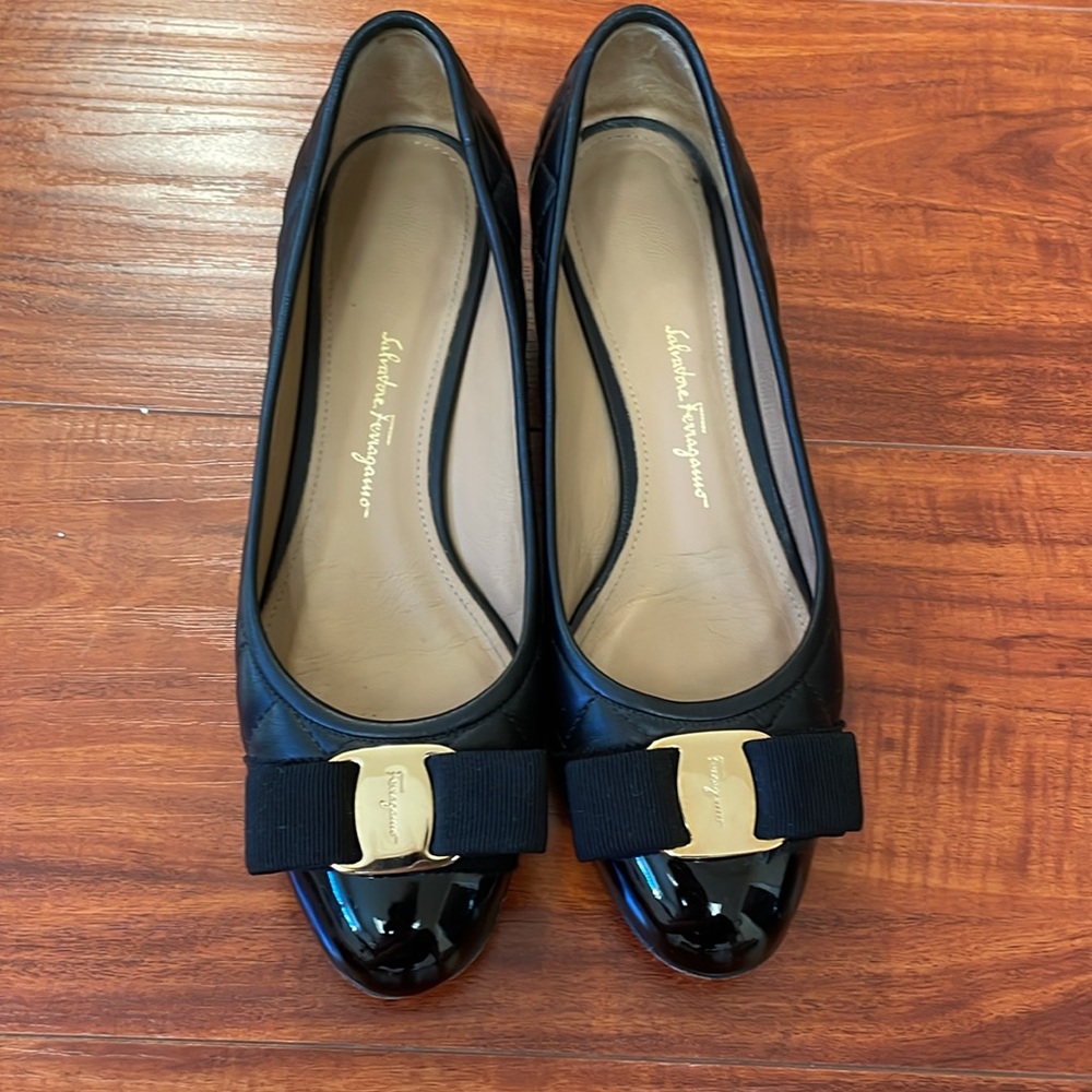 Like new, barely wear. Authentic, comes with box, dust bag and receipt.